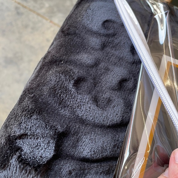 Hutton Wilkinson Medallion Plush Blanket - Picture 4 of 4